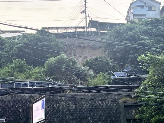 太陽光パネルごと崩れた斜面（２７日午後６時２５分、和歌山県橋本市で）＝佐武建哉撮影