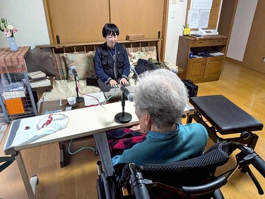 おばあさんラジオの収録風景。マイクに向かうのは最高齢１０２歳のますよさん（手前）