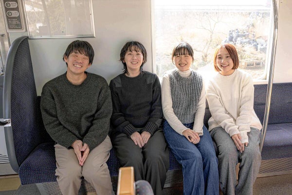 「自分たちがおじいちゃん、おばあちゃんになるまで話を聞き続けたい」と話す（左から）池亀さん夫妻、しのださん、松本さん（松江市で）＝一両編成提供
