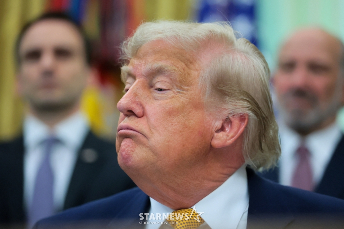 （ワシントンロイター=ニュース1）キム·ギョンミン記者=ドナルド·トランプ米大統領が22日（現地時間）、ワシントンDCのホワイトハウスで量子コンピューティングに関する行政命令に署名する前に記者たちと対話している。 2026.6.22 ⓒ ロイター=ニュース1 Copyright © ニュース1. All rights reserved。無断転載及び再配布、AI学習利用禁止。 /写真=（ワシントンロイター=ニュース1）金ギョンミン記者