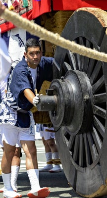 船鉾から譲り受けた鷹山の現在の車輪（京都市内で）＝２０２２年、河村道浩撮影