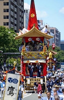 １９６年ぶりに復帰を果たし、巡行する鷹山（京都市内で）＝２０２２年、河村道浩撮影