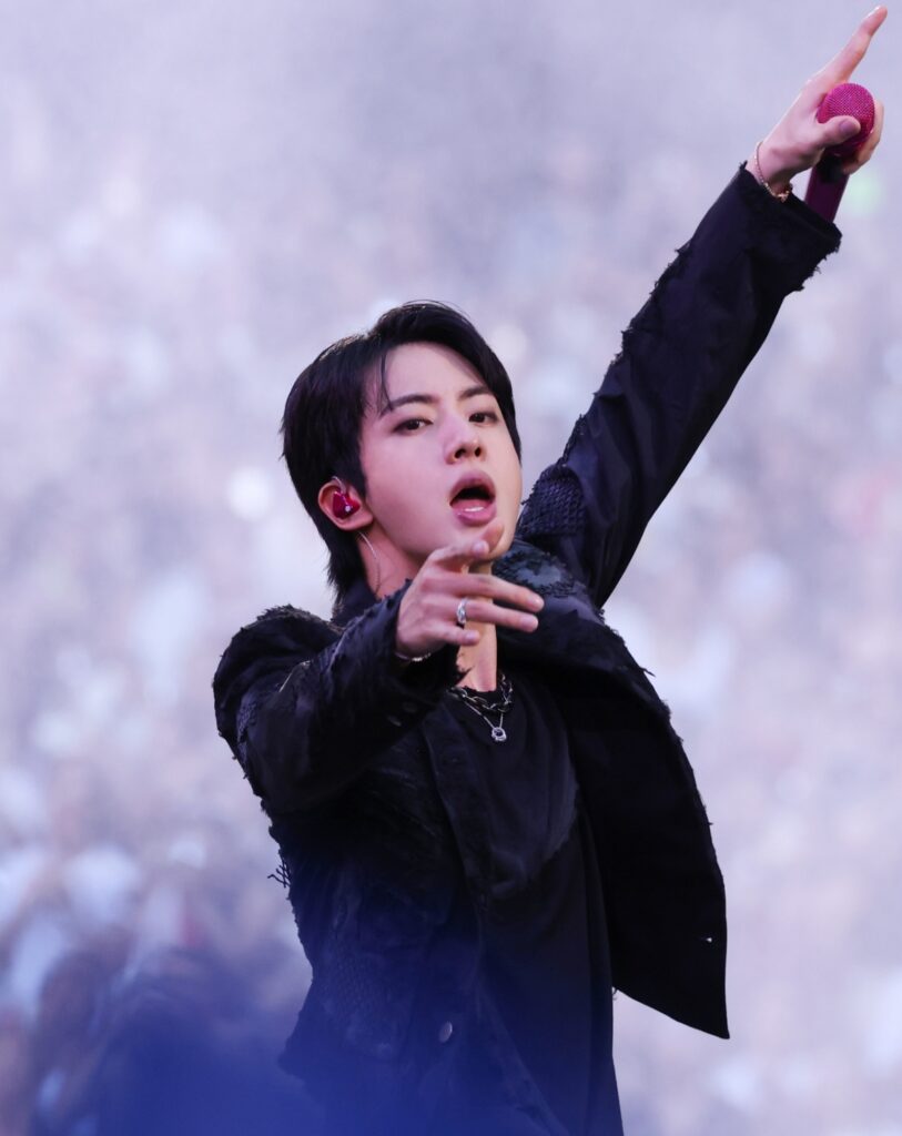 BTSのジン、スペインで完璧なライブ『シルバーボイス』を魅了..'帽子完売'の神話 | STARNEWS