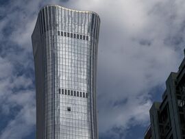 北京の高層ビルに衝突した小型機、直前に海南航空旅客機とニアミス(Bloomberg) – Yahoo!ニュース Bloomberg
