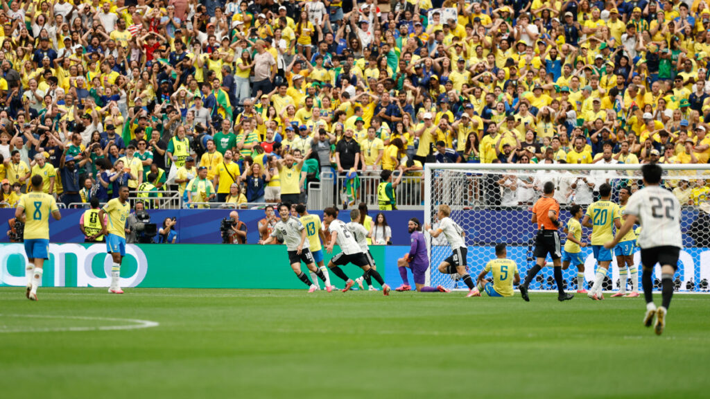 日本代表はブラジルに勝てたはず。ただ、選手層が采配の選択肢を奪っていた 【北中米W杯/西部の目】 | フットボールチャンネル 北中米W杯 決勝トーナメント1回戦 vsブラジル 日本 佐野海舟 先制ゴール