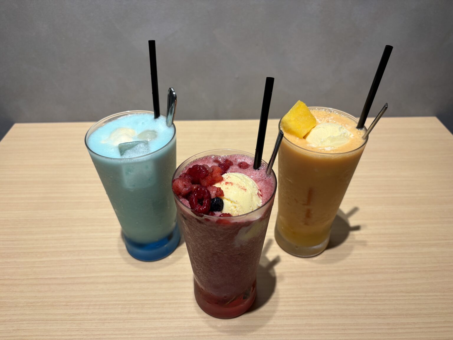 スウェーデン、チュニジア、オランダ、対戦国をイメージしたドリンクが誕生
梅田の発酵食レストランで「サムライドリンク」6/11より提供
フルーツ果肉やこうじ甘酒入りで本格的な飲み味 ビビッドなカラーで推し活にも◎ – OSAKA STYLE スウェーデン、チュニジア、オランダをイメージ