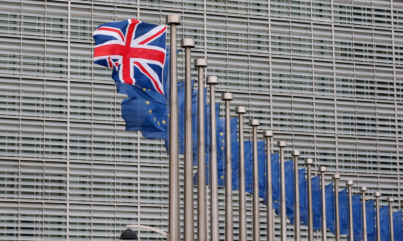英国が欧州連合(EU)離脱を決めた国民投票から10年がたち、この選択を振り返る機会が訪れている。写真は欧州委員会庁舎前ではためく英国旗。2016年撮影