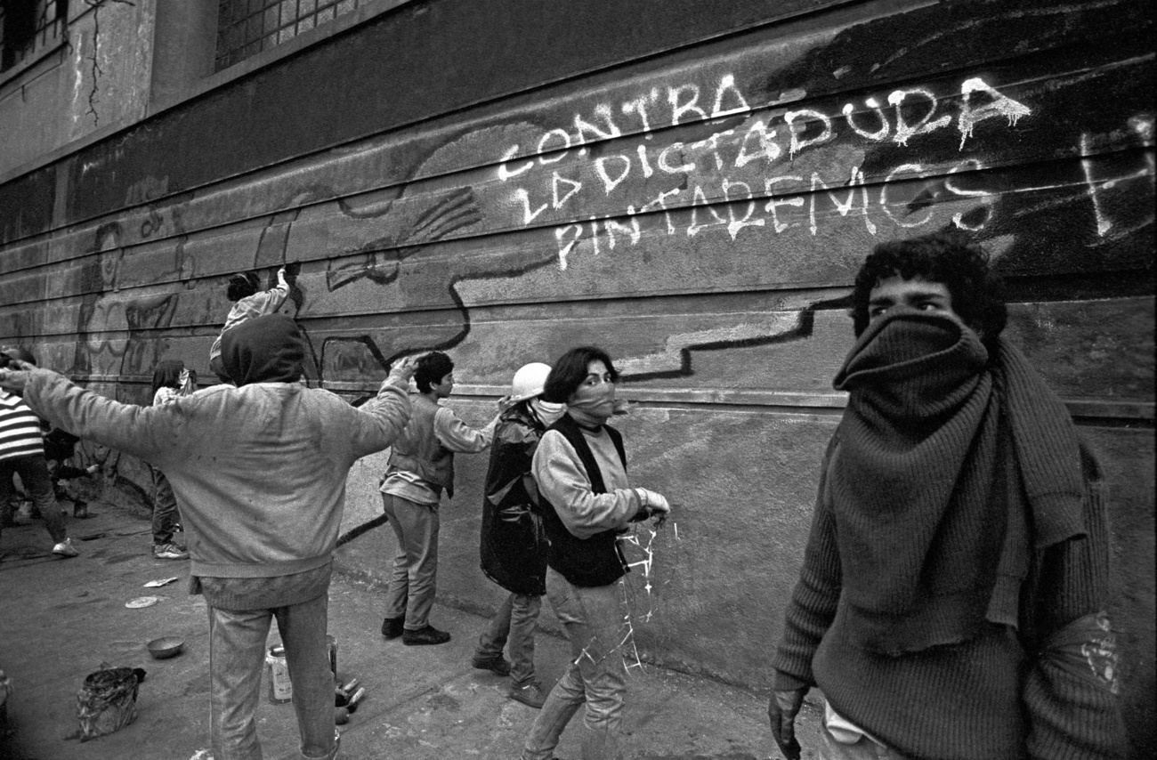 1988年10月1日の投票直前、落書きをする共産主義者の「ラモナ・パラ旅団」