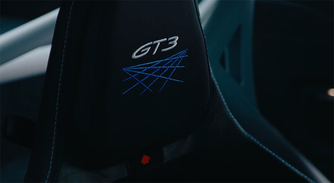 ▲ヘッドレストにはホワイトの“GT3”ロゴとスピードブルーの江戸切子模様を刺繍で入れる