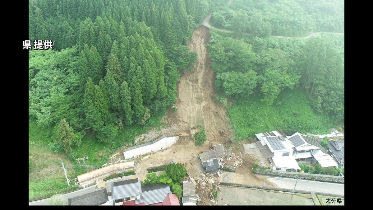 土砂崩れ 住宅巻き込まれ住人の女性1人が足の骨を折る大けが 周辺の住民も避難 大分県九重町