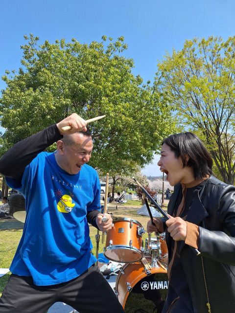 元THE BLUE HEARTSのドラマー・梶原徹也、不登校経験者として音楽フェス参加へ 大阪・吹田で:山陽新聞デジタル|さんデジ 梶原徹也とのポスター撮影写真