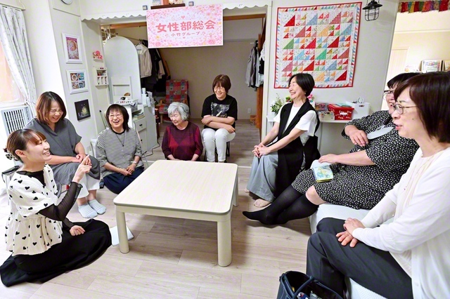 北海道・中空知栄光圏の小竹グループの集い。池田華陽会の小竹あすかさんが司会を務め、和やかに行われた（18日、砂川市内で）