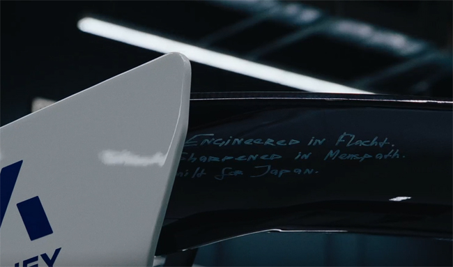 ▲リアウイングの底面にはデザイナーの手書きによる“Engineered in Flacht,Sharpened in Meuspath,Build for Japan”の一文を入れる