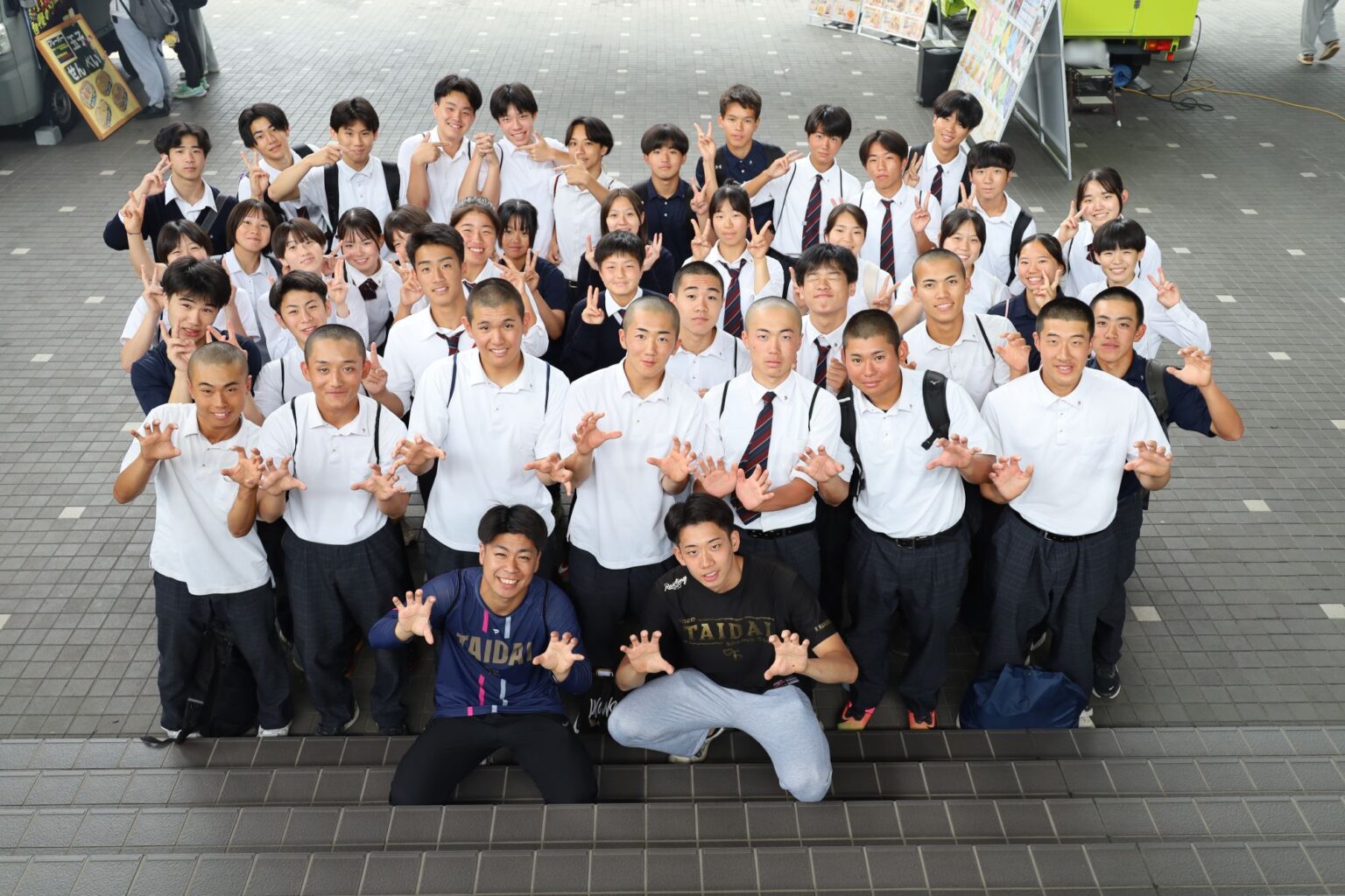 桜宮高校生が熊取キャンパスを見学、スポーツ生理学の一端に触れる 先輩在学生もエール「自分の将来のありたい姿から逆算し勉強やクラブを頑張って」 – 大阪体育大学 先輩と一緒に記念撮影(桜宮高校大学見学)・大阪体育大学