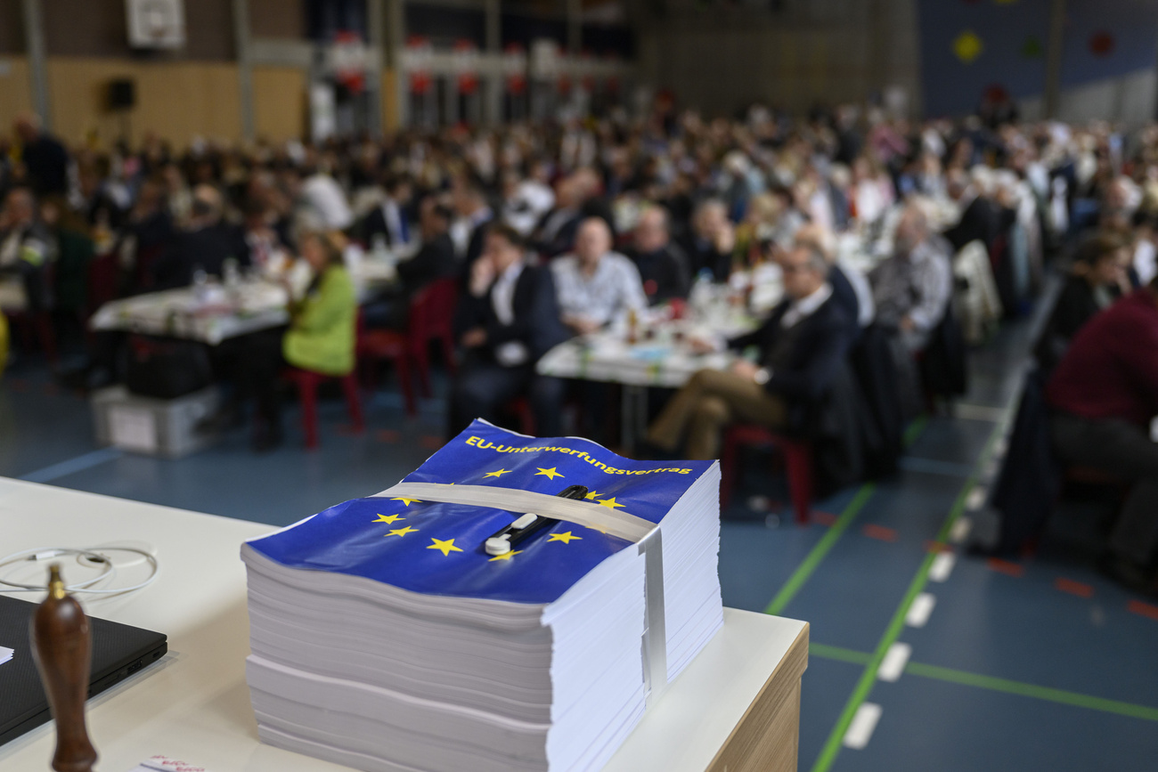 スイス連邦政府と欧州委員会は3月、スイス・EU関係を巡る新たなパッケージ合意に署名した。写真は右派・国民党が印刷した条文集。表紙には「対EU服従協定」を意味するドイツ語が表記され、同党の反対姿勢を示している