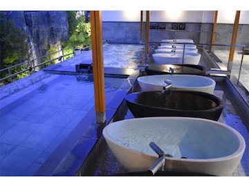 【大阪府の人気スーパー銭湯】「狭山郷温泉 虹の湯 大阪狭山店」は平日920円で楽しめる大滝の展望露天風呂と家族風呂が自慢の施設