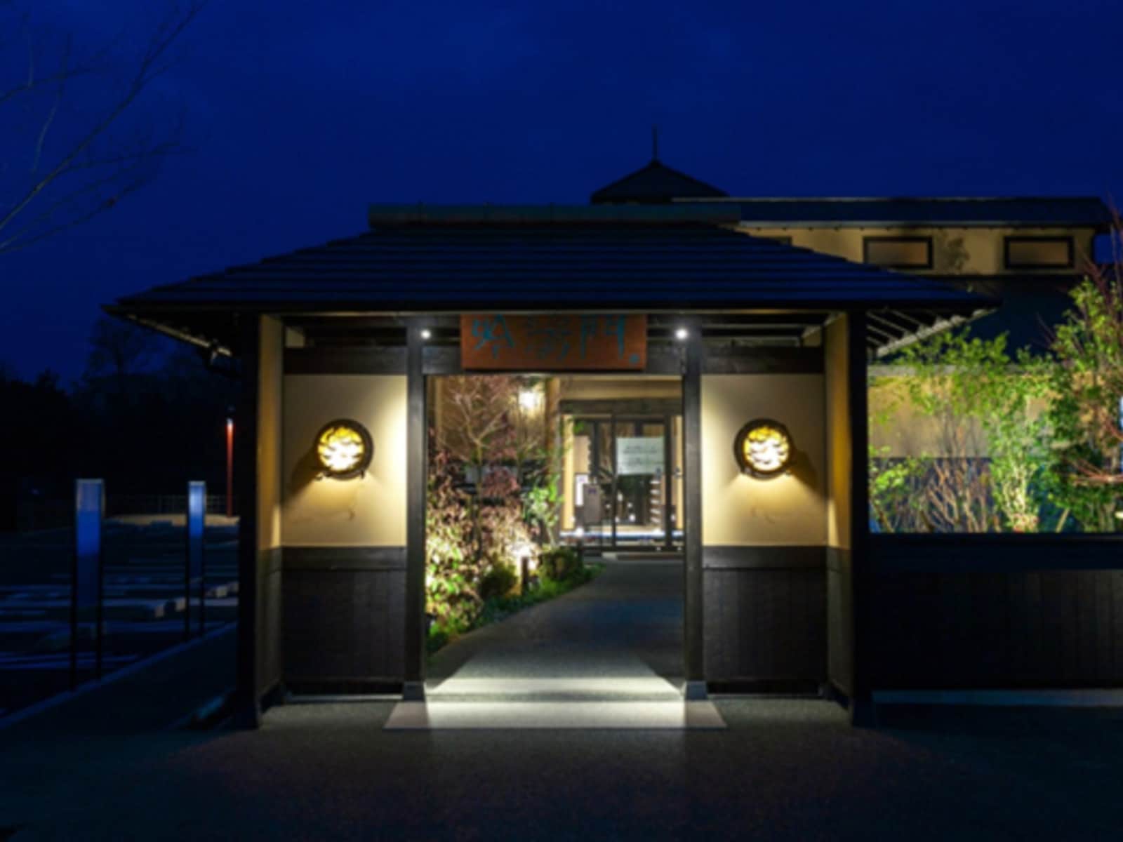 【兵庫県の人気スーパー銭湯】「天然湧湯 吟湯 湯治聚落」は平日900円で楽しめる和モダンの高濃度炭酸泉と岩盤浴が自慢の施設