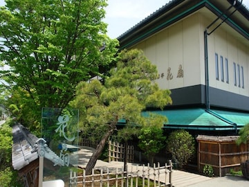 【岐阜県の人気ホテル】「飛騨亭 花扇」は自家源泉の美肌の湯と木のぬくもりに癒やされる宿