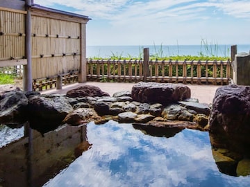 【氷見温泉郷の人気ホテル】「なだうら温泉元湯 磯波風」は源泉かけ流しの湯と日本海の絶景が魅力