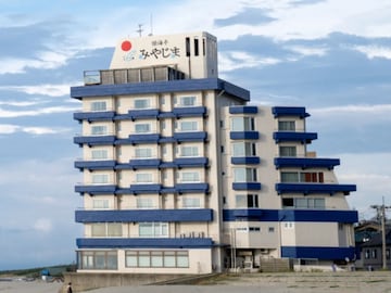 【湯野浜温泉の人気ホテル】「湯野浜温泉 愉海亭みやじま」は波打ち際に建つ全室オーシャンビューの宿