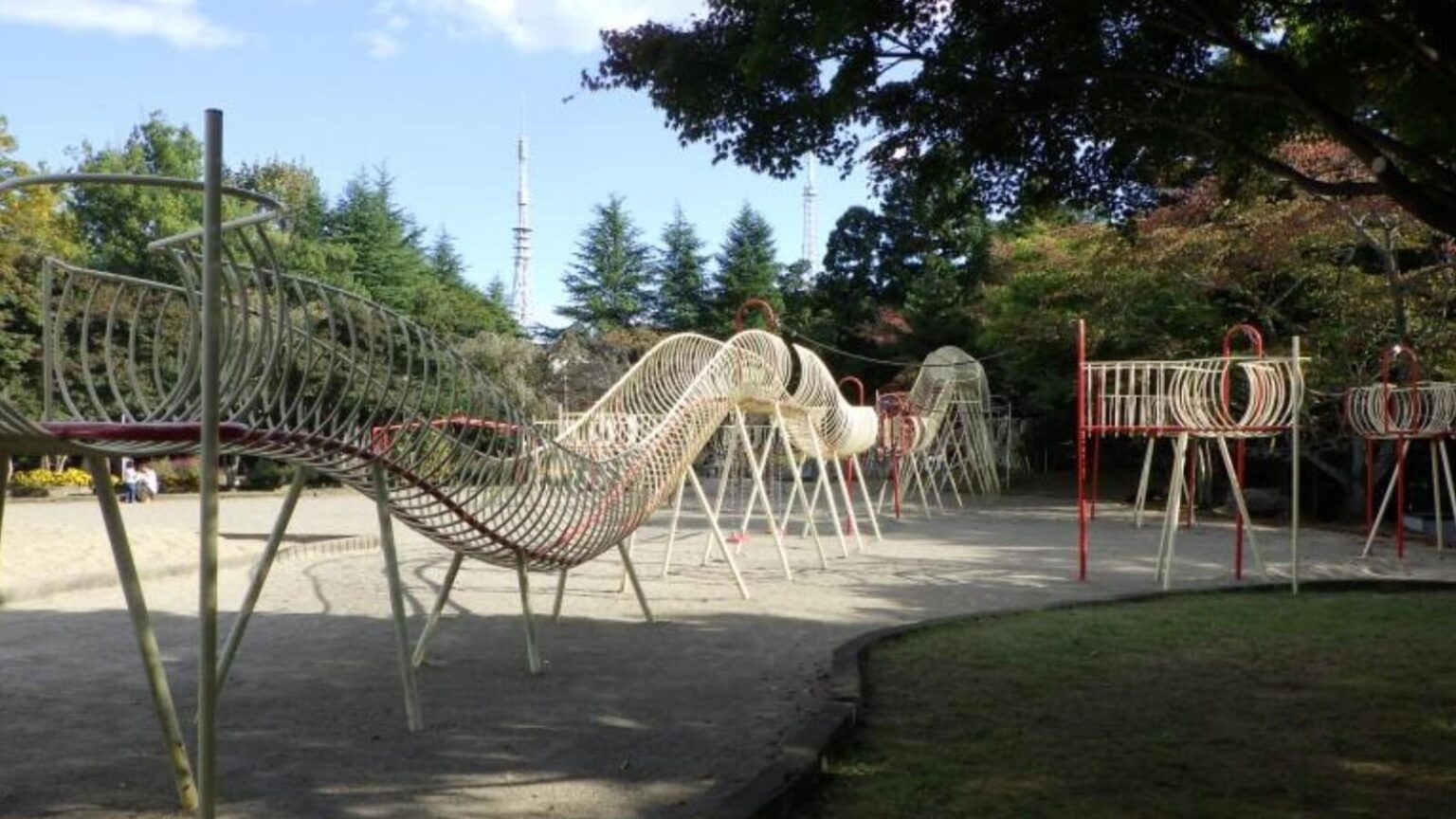 【宮城県】3公園すべて入場無料！ 約16mの滑り台、仙台の著名デザイナーの大型遊具…家族で行きたい3選 - All About ニュース
