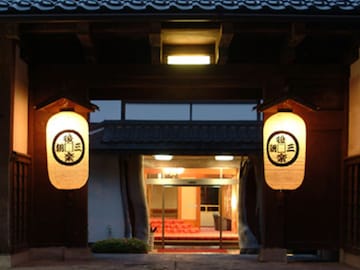 【三朝温泉の人気ホテル】「三朝温泉 後楽」は世界屈指のラジウム温泉と山陰の旬の味覚を堪能できる宿