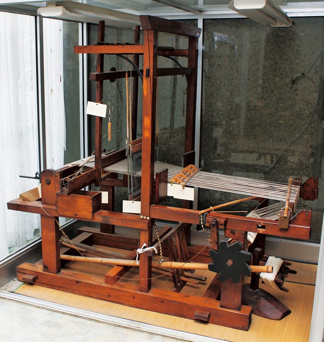 traditional weaving loom in a welllit indoor setting　中野絣の織機