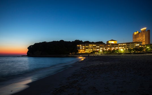 【白良荘グランドホテル】夜の白良浜のビーチ、寄せては返す波音で癒される「Moon & Wave Beach」サービス開始のお知らせ - 和歌山経済新聞