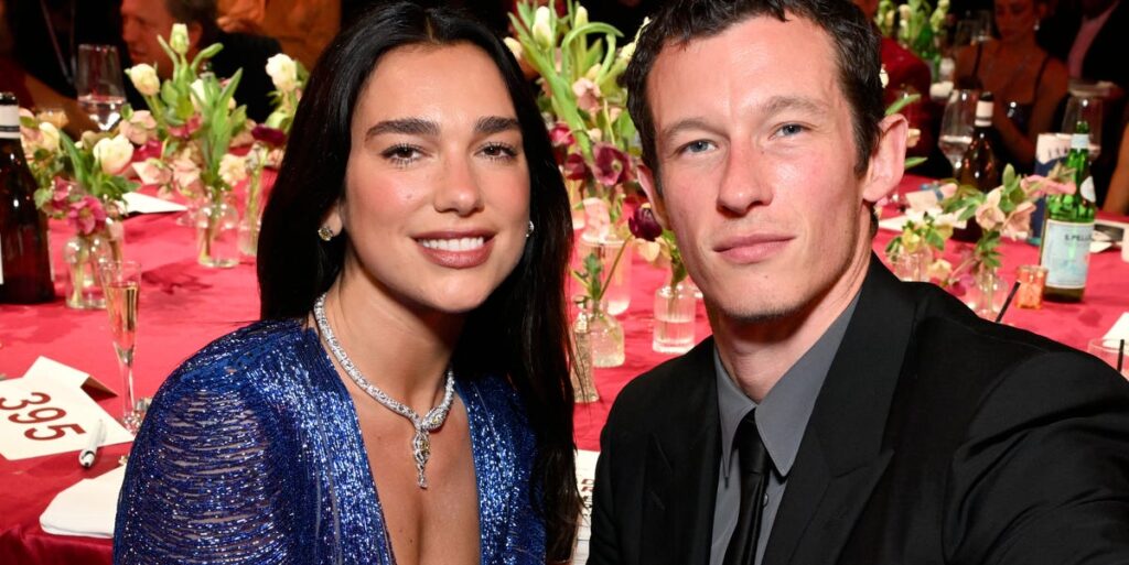 デュア・リパ、イタリアでの結婚式の写真を公開　豪華ウェディングドレスで夫カラム・ターナーと2ショット | カルチャー | ELLE ［エル デジタル］