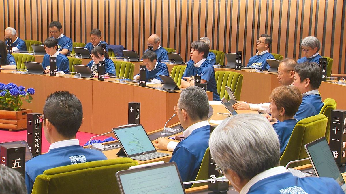 日本一祝うヴェルカTシャツ姿で長崎市議会が開会「1億8000万円補正予算案など提案」《長崎》