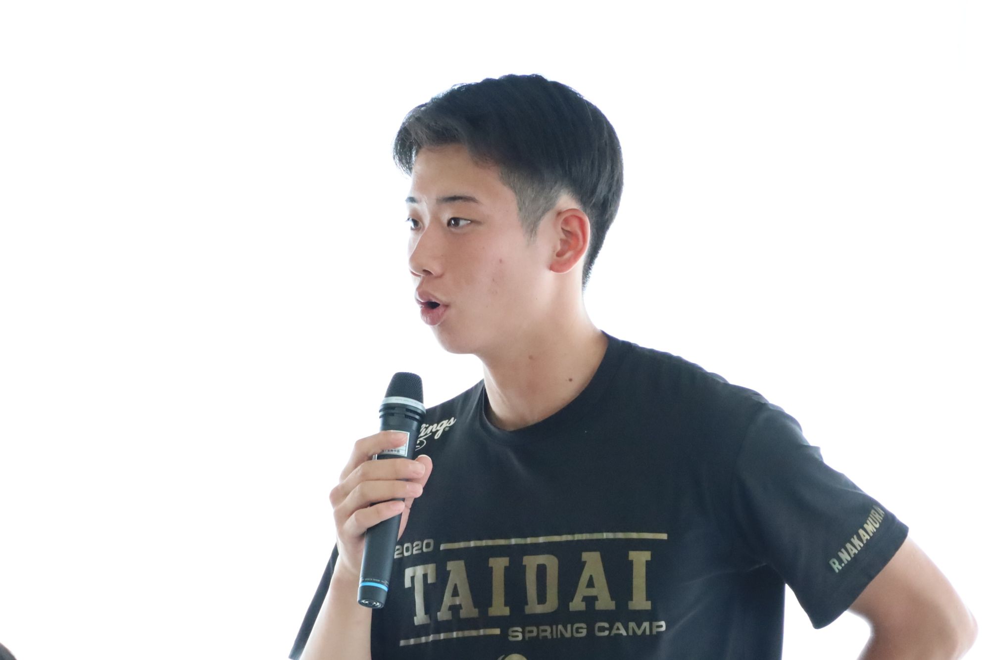 教育実習ぶりに再会した高校生に向け挨拶をする山本昂奨さん(教育学部4年)