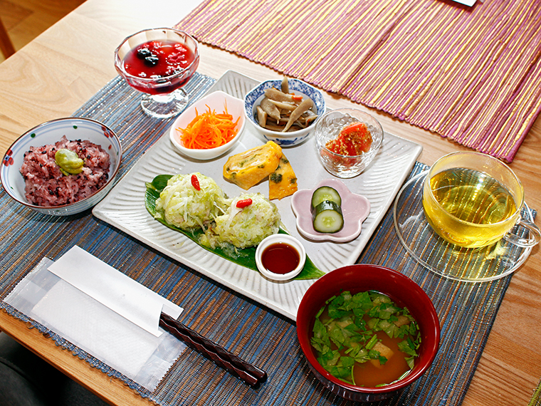 木曜日から週ごとに献立が変わる「おまかせランチ」(1,500円)。ドリンクは自由に選べる