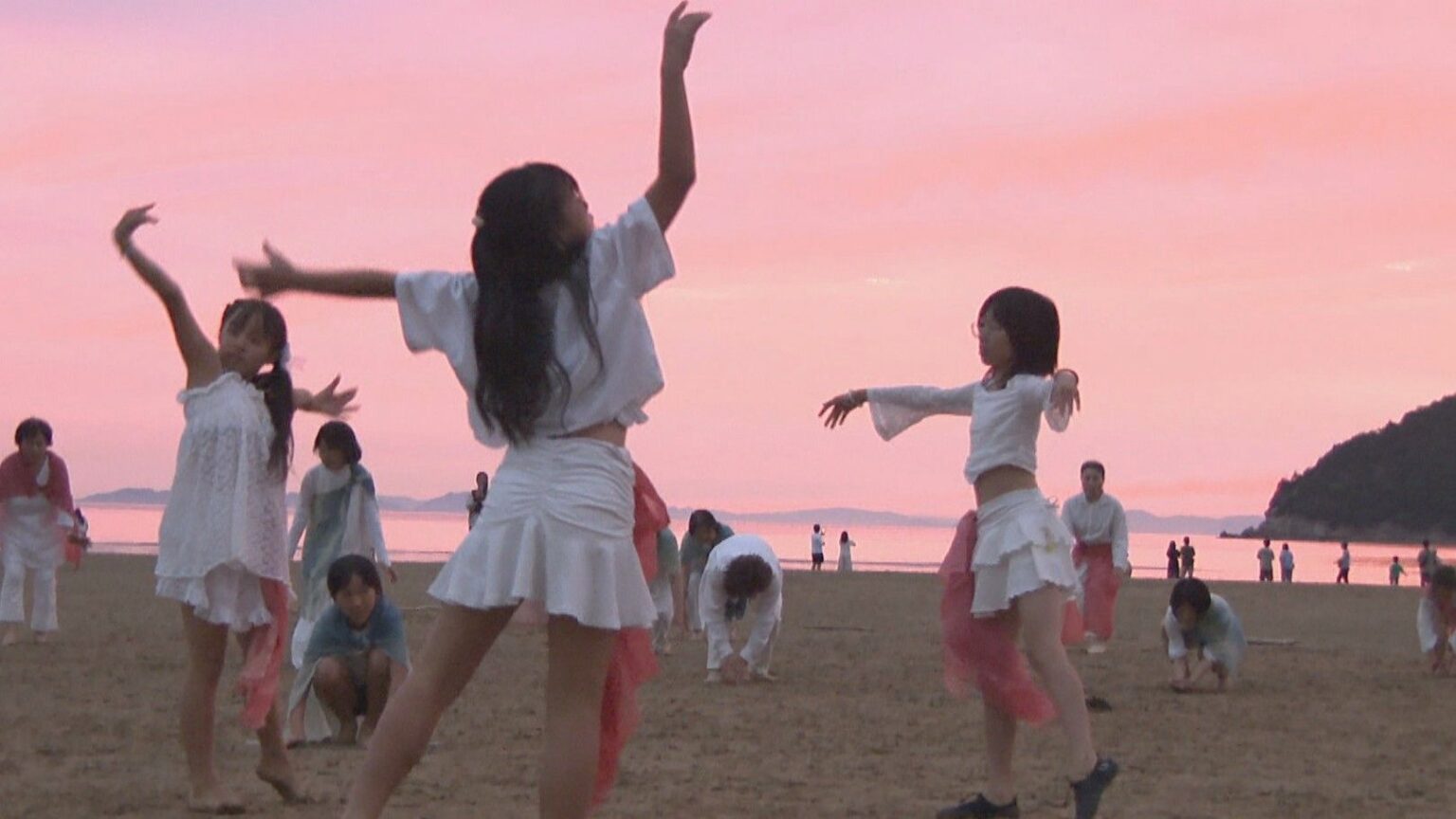 夕暮れの父母ヶ浜で子どもたちが舞う　自然と一体化したダンスを披露　香川・三豊市 | KSBニュース | KSB瀬戸内海放送