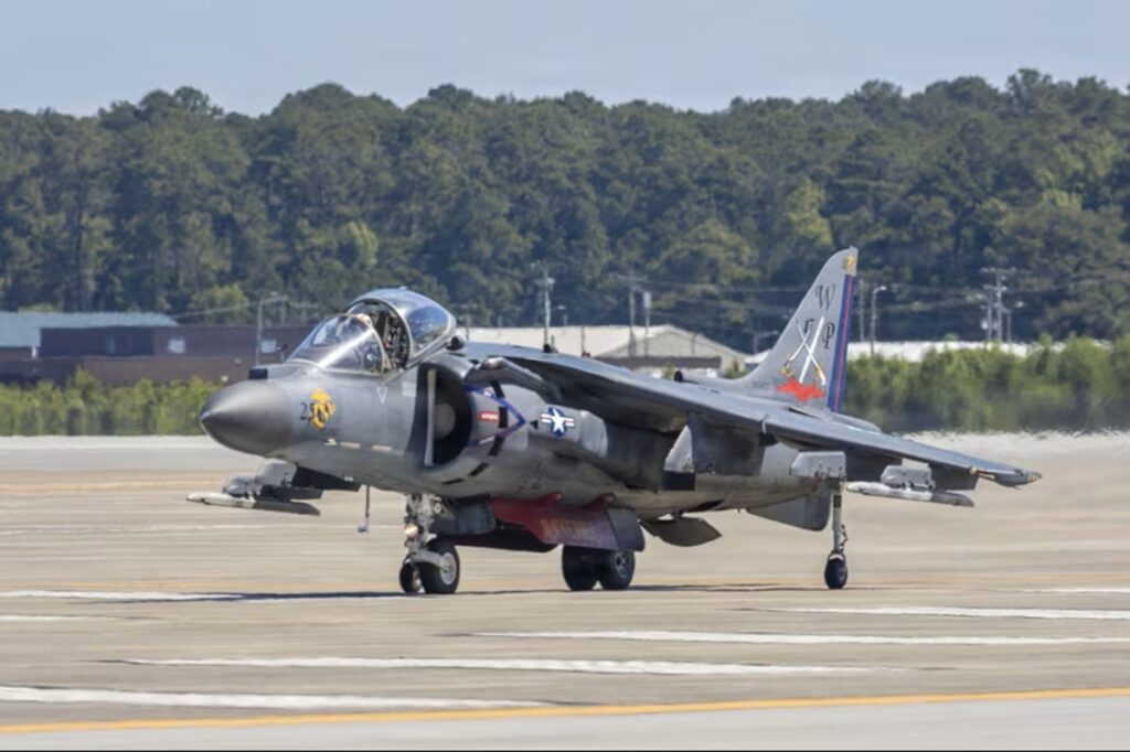歴戦の垂直離着陸機AV8「ハリアー」、米海兵隊が退役式典　F35Bに道を譲る(1/2) - CNN.co.jp
