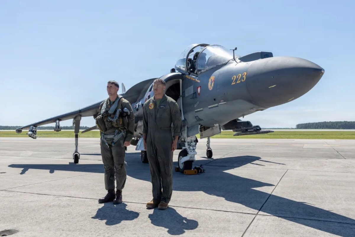 第223海兵攻撃飛行隊の指揮官、ジョン・カンビー中佐（左）と固定翼機整備士のマイルズ・ハワード伍長/Lance Cpl. Donovan Pimentel/U.S. Marine Corps