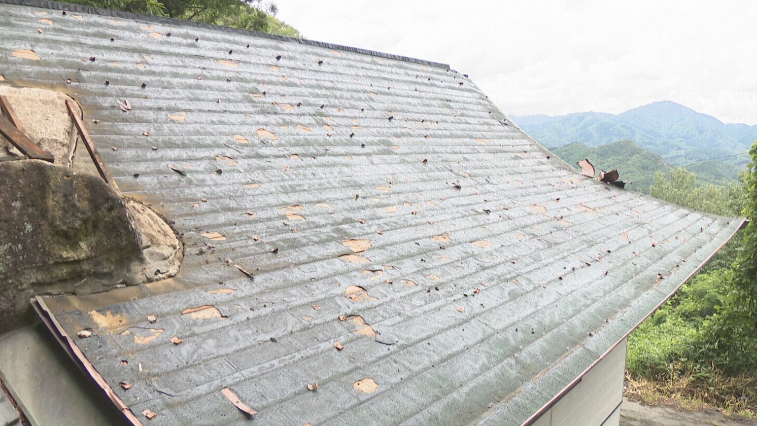 寺の屋根の銅板が剥がされる 警察が窃盗事件として捜査 住職「実際に自分のところで起こるとは…」 香川・さぬき市 | KSBニュース | KSB瀬戸内海放送 寺の屋根の銅板が剥がされる 警察が窃盗事件として捜査 住職「実際に自分のところで起こるとは…」 香川・さぬき市 | KSBニュース | KSB瀬戸内海放送