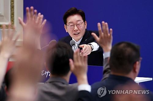 就任1年に合わせ、青瓦台で記者会見を行う李大統領=8日、ソウル(聯合ニュース)