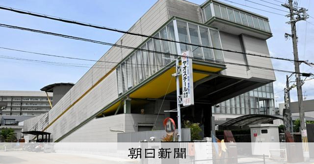 なんでこんな場所に巨大ホチキスが？　「違法建築では」と警察通報も [大阪府]：朝日新聞
