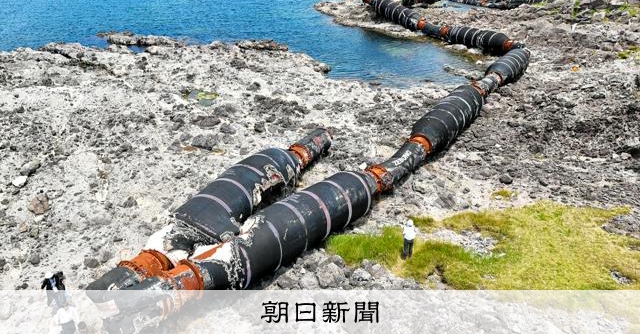 直径2m、全長150mの巨大ホースが海岸に　持ち主不明、撤去へ [石川県]：朝日新聞