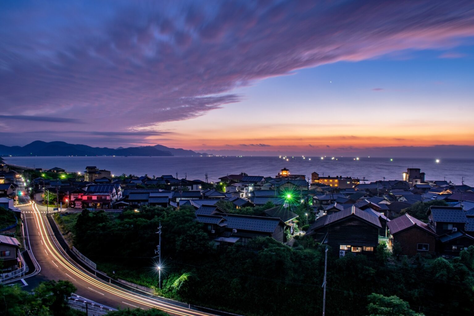 【もう一つの京都 雨情草庵】雨に潤う初夏、蛍舞う頃の漁火と活烏賊 ー海の京都 夕日ヶ浦温泉ー | 株式会社アウルコーポレーション 「雨が待ち遠しくなる」雨の日限定、個性派白ワイン付宿泊プラン受付開始 四季×ナチュラルワインのペアリング 京都・丹後「HOTEL&湖邸 艸花 -そうか-」