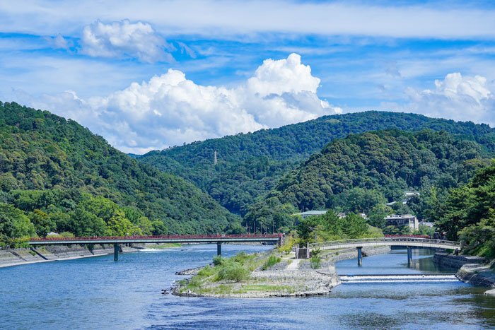 宇治川と山の画像