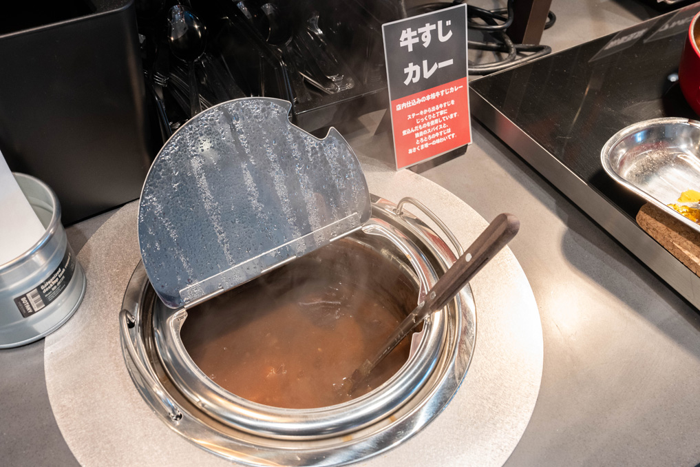 「ステーキのあさくま京都伏見店」サラダバーのカレーの画像