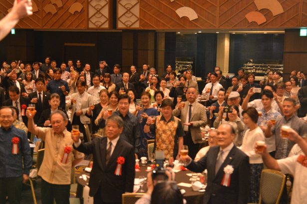 東京沖縄県人会 盛大に70周年祝う 1000会員達成を報告、さらなる発展呼び掛け