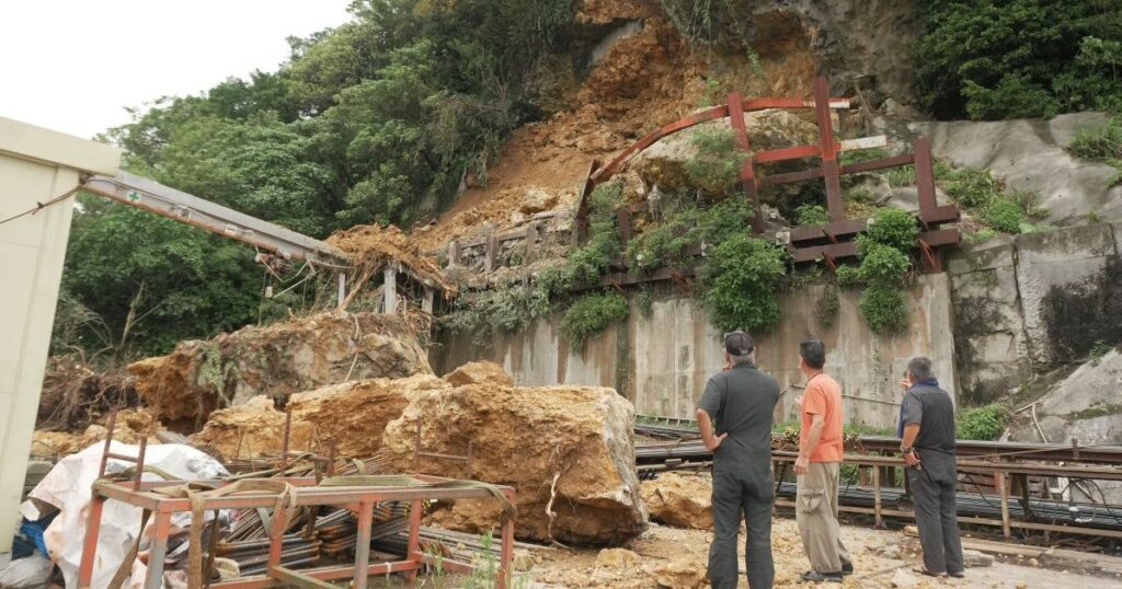 長雨続き、巨大な岩が落石 2年前も発生、所有者「対策を」 沖縄 長雨続き、巨大な岩が落石 2年前も発生、所有者「対策を」 沖縄