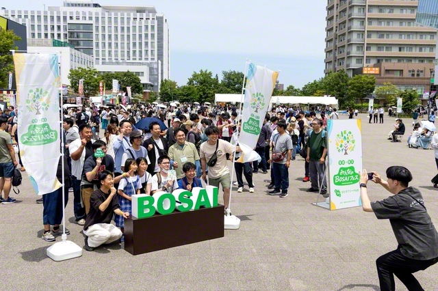杜の広場公園には、キッチンカーが並び、多くの人でにぎわった