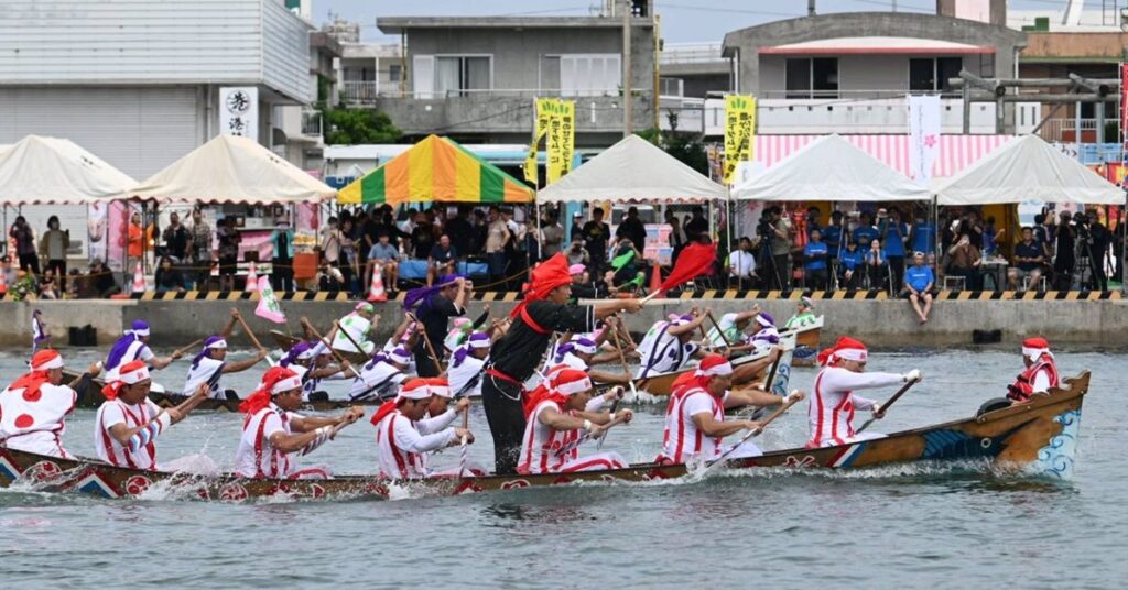 糸満ハーレー勇壮に 豊漁や航海安全願い 「御願バーレー」で幕開け 沖縄 糸満ハーレー勇壮に 豊漁や航海安全願い 「御願バーレー」で幕開け 沖縄