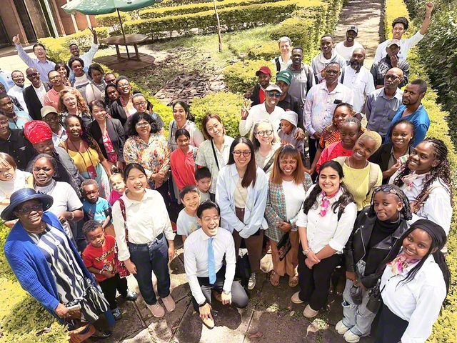 ケニアの同志が記念のカメラに。集いでは壮年部の有志による合唱も披露された（首都ナイロビで）