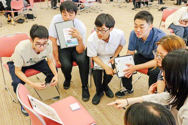 「沖縄戦の絵」を題材にしたフォトランゲージのワークショップ。描き手の思いや当時の情景を想像し、沖縄戦の記憶に向き合った（14日、沖縄研修道場で）
