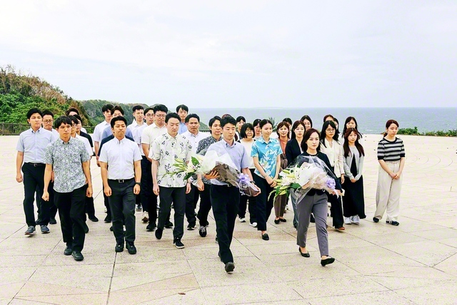 沖縄戦最後の激戦地・糸満市摩文仁（まぶに）に立つ平和祈念公園を訪れ、「平和の礎」で献花し、黙とうをささげた（13日）