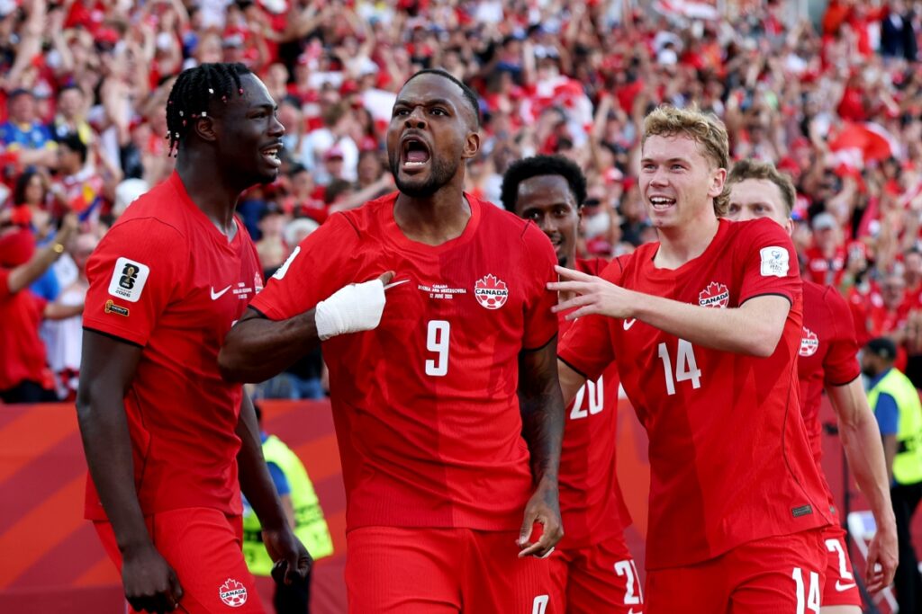 共催国カナダ、北中米W杯初陣はドロー…3大会ぶり出場ボスニアに先制許すも、“9番”が終盤に同点弾 | サッカーキング 共催国カナダ、北中米W杯初陣はドロー…3大会ぶり出場ボスニアに先制許すも、“9番”が終盤に同点弾 | サッカーキング